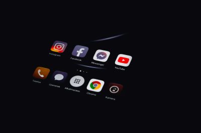Social media icons to find a bookkeeper